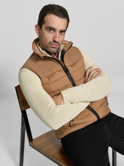 Männermodel trägt Regular Fit Steppweste aus wasserdichtem Material von Tom Tailor in Optik: Unifarben mit Stehkragen, Reißverschluss, Materialverarbeitung aus recyceltem Material, wasserabweisend und atmungsaktiv, Nahaufnahme Oberkörper.