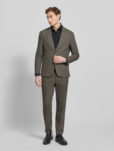 Männermodel trägt Slim Fit Businesshemd aus Baumwoll-Mix von OLYMP Level Five, Optik: Unifarben, feines Twillgewebe, Ganzkörperansicht von vorne