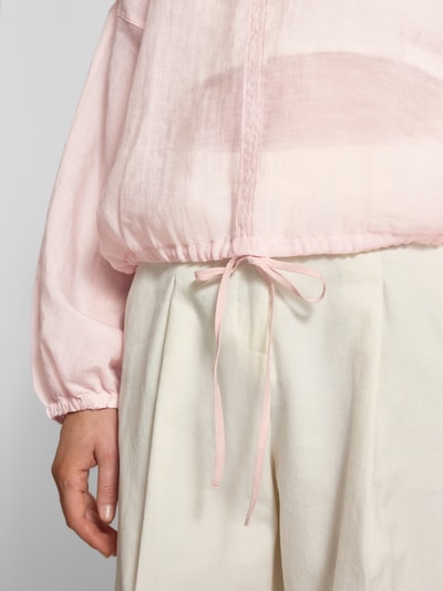 Vrouwenmodel draagt blouse met lyocellmix, loose fit, model 'Filla' van OPUS, trekkoordzoom, detailopname onderlichaam.