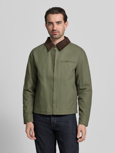 Männermodel trägt Regular Fit Jacke mit Umlegekragen von MCNEAL in Olivgrün, Reißverschluss, Brusttasche, Baumwolle, Ganzkörperansicht von vorne.