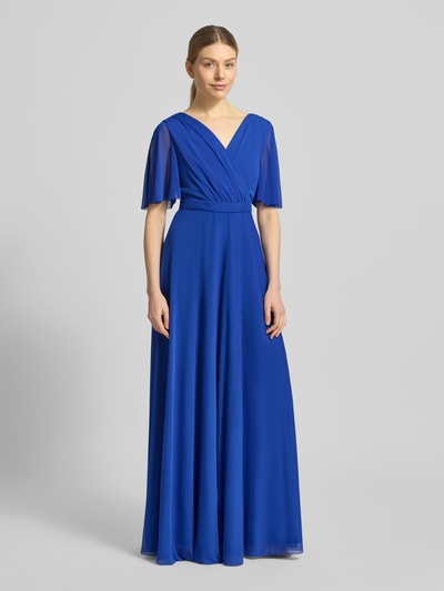 Vrouwenmodel draagt avondjurk met v-hals en vlindermouwen van Christian Berg Cocktail in blauwe chiffon, getailleerd model, maxi-jurk, wikkellook, haakjes- en ritssluiting achter, ruglengte maat 36: 134 cm, borstwijdte 41 cm, mouwlengte 33 cm, volledige lichaamsaanzicht van voren
