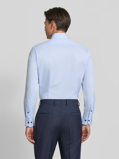 Männermodel draagt lichtblauw Modern Fit Businesshemd uit pure katoen van OLYMP, Heren zakelijk overhemd, Ganzkörperaanzicht achteraan.