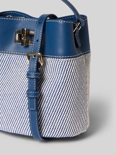 Produktfoto, Handtasche mit Schulterriemen Modell 'AMELIA MINI' von FURLA mit blauen Lederdetails, gestreifte Textilstruktur, Magnetverschluss, Metall-Details, Kontrastnähte, Detailaufnahme.