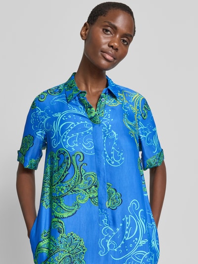 Vrouwenmodel draagt knielange 'Knielanges Hemdblusenkleid aus Viskose' van Betty Barclay in heldere blauwe tinten met groene paisleyprint, rechte fit, volledige print, verborgen knoopsluiting, zuivere viscose, borstwijdte 44 cm bij maat 36, mouwlengte 26 cm, bovenlichaam close-up vooraanzicht.