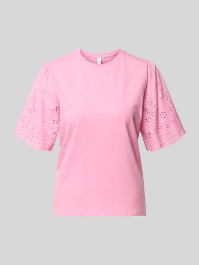 Produktfoto, T-Shirt mit Lochstickerei Modell 'LEX' von YAS in Rosa aus reiner Baumwolle, Regular Fit, strukturierte Ärmel