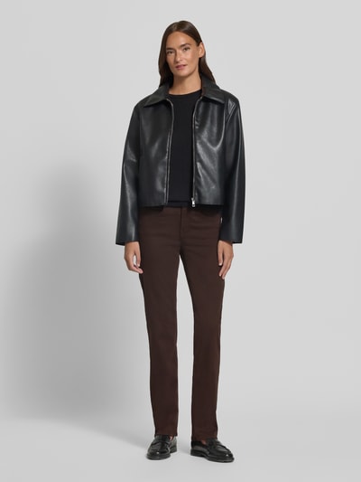 Frauenmodel trägt dunkelbraune Straight Fit Jeans aus Baumwoll-Mix Modell 'CAROLOA' von Brax, Damen Straight Fit Jeans, Ganzkörperansicht von vorne.
