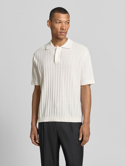 Männermodel trägt Regular Fit Poloshirt aus Baumwoll-Strick Modell 'DANE' von SELECTED HOMME, Optik: Unifarben, Struktur, Ganzkörperansicht von vorne.