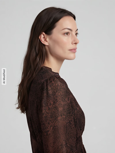 Frauenmodel trägt Minikleid mit elastischem Taillenband und V-Ausschnitt von Apricot, Chiffonstoff, Allover-Muster, taillierter Schnitt, Nahaufnahme Oberkörper.