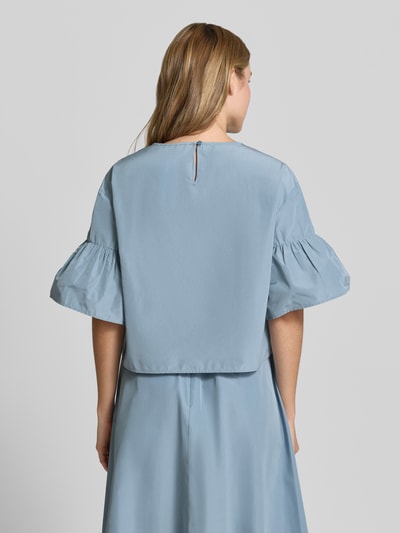 Vrouwenmodel draagt Cropped Blusentop met katoen, model 'BREAK' van Weekend Max Mara, effen kleuren, boxy fit, ronde hals, knoop en oog, korte trompetmouwen, look: effen, Ganzkörperansicht Rückansicht.