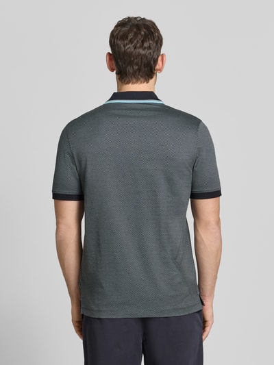 Männermodel trägt Regular Fit Poloshirt mit Polokragen und kurzer Knopfleiste von bugatti, Reine Baumwolle, Label-Detail, Ganzkörperansicht Rückansicht. Rückenlänge bei Größe M: 70 cm