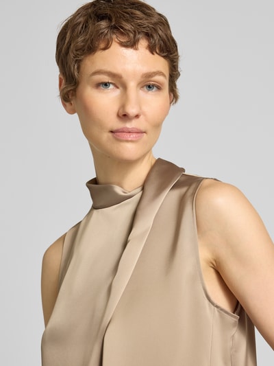 Frauenmodel trägt Relaxed Fit Blusentop aus Satin Modell 'CHELINA-1' von HUGO, Optik: Unifarben, Stehkragen, ärmellos, Nahaufnahme Oberkörper.