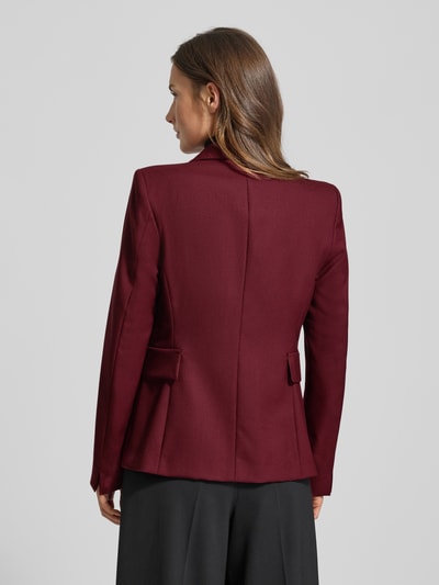 Frauenmodel trägt Regular Fit Anzugblazer mit Reverskragen von Windsor aus Acetat-Mix, taillierte Passform, Rückenansicht, Rückenlänge 62 cm, Brustweite 44 cm, Ärmellänge 63 cm. Ganzkörperansicht Rückansicht.
