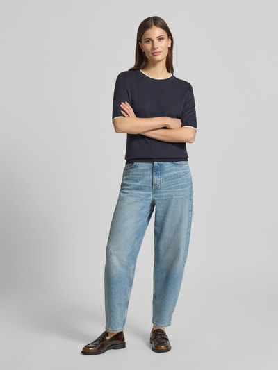 Vrouwenmodel draagt Regular Fit T-shirt uit mix van katoen en modal van s.Oliver BLACK LABEL, tricotlook, ronde hals, korte mouw, rompzoom geribd, donkerblauw, glad oppervlak. Volledig beeld van voren.
