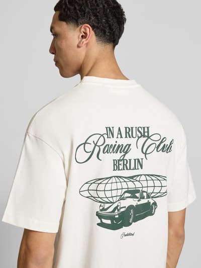 Männermodel trägt Regular Fit T-Shirt aus reiner Baumwolle Modell 'IN A RUSH' von PROHIBITED, cremefarben, Label-Stitching, Rückenlänge 67 cm, Ganzkörperansicht Rückansicht.