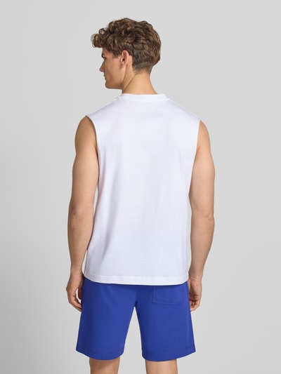 Männermodel trägt T-Shirt mit Stitching von Jack & Jones in Weiß aus Reine Baumwolle, Relaxed-Fit, Rundhalsausschnitt, Rückenlänge 69 cm, Ganzkörperansicht Rückansicht.