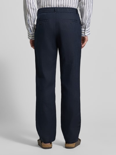Männermodel trägt Regular Fit Leinenhose mit elastischem Bund von Gant in Dunkelblau, reine Leinen, Ganzkörperansicht Rückansicht.