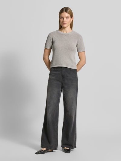 Frauenmodel trägt Strickshirt mit Rundhalsausschnitt von ARMANI EXCHANGE, grau, Baumwoll-Mix, Regular Fit, Ganzkörperansicht von vorne.