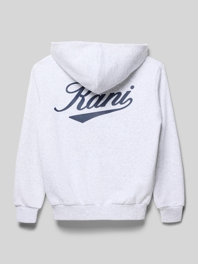Junge trägt Regular Fit Sweatjacke mit Kapuze von KARL KANI in Hellgrau, Logo-Print auf dem Rücken, elastische Abschlüsse, Ganzkörperansicht Rückansicht