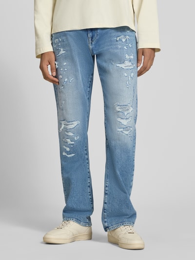 Männermodel trägt Straight Fit Jeans im Destroyed-Look Modell 'AIDEEN' von Replay aus Baumwoll-Elasthan-Mix, Nahaufnahme Oberkörper