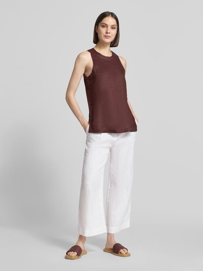 Frauenmodel trägt Leinenhose mit Bindegürtel von Christian Berg Woman in Weiß, Wide-Leg-Pants, Reine Leinen, Knopfverschluss, Ganzkörperansicht von vorne. Bundweite bei Größe 36: 37 cm, Innenbeinlänge bei Größe 36: 66 cm.
