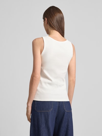 Frauenmodel trägt Slim Fit Top mit Strasssteinbesatz Modell 'Cape Town' von monari, weiß, elastischer Baumwoll-Mix, Ganzkörperansicht Rückansicht.