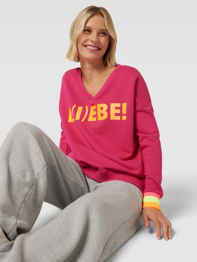 miss goodlife Sweatshirt mit Statement-Print Modell 'L(I)EBE!' Fuchsia 3