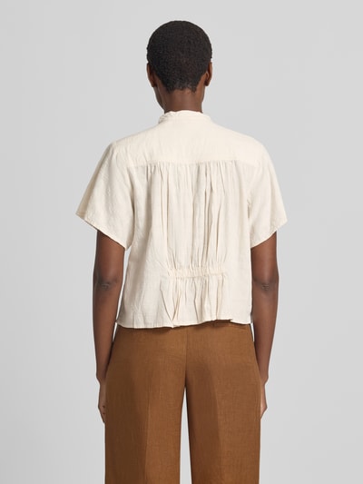 Frauenmodel trägt Boxy Fit Kurzarmbluse aus reiner Baumwolle von Jake*s Casual in Creme mit Stehkragen und Knopfleiste, Ganzkörperansicht Rückansicht.