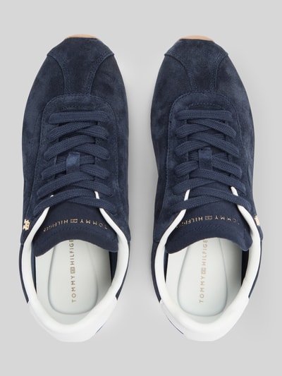 Produktfoto, Low Top Sneaker aus reinem Rindsleder von Tommy Hilfiger in Optik: Unifarben mit abgerundeter Schuhspitze, flacher Absatzform, Logo-Detail, Schnürung, strukturierter Sohle, Materialverarbeitung: Veloursleder, Material: echtes Rindsleder