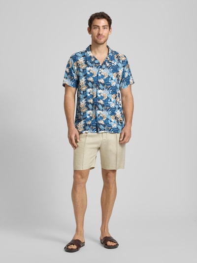 Männermodel trägt Shorts aus Leinen-Viskose-Mix Modell 'NEIL' von Antony Morato, cremefarben, Regular-Fit, Bügelfalten, elastischer Bund, Ganzkörperansicht von vorne.