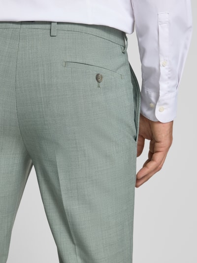 Männermodel trägt Regular Fit Anzughose mit Bügelfalten von HECHTER PARIS in hellem Graugrün, Material-Mix, Detailaufnahme Rückansicht.