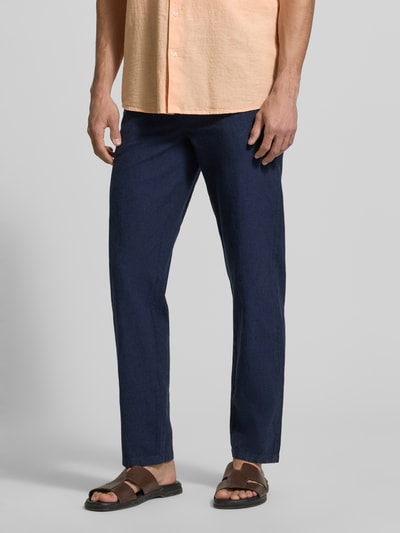 Männermodel trägt dunkelblaue Hose aus Leinen-Baumwoll-Mix mit elastischem Bund von Lindbergh, Regular-Fit, Eingrifftaschen, Nahaufnahme Oberkörper. Bundweite 40 cm, Innenbeinlänge 79 cm bei Größe M.