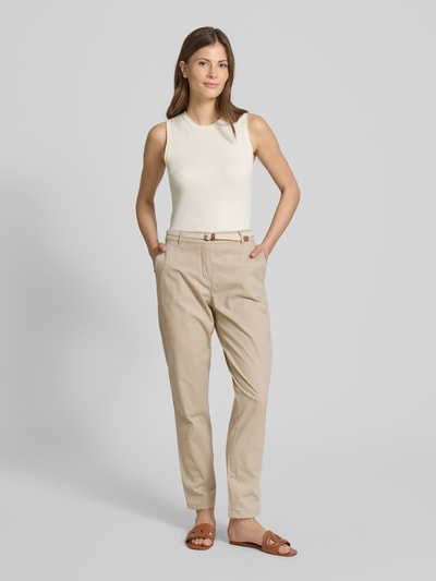 Christian Berg Woman Casual Fit Chino mit Gürtel Sand 1