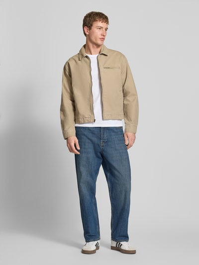 Männermodel trägt Straight Fit Jeans aus Baumwolle Modell 'ALEX ORIGINAL' von Jack & Jones, 5-Pocket-Design, Ganzkörperansicht von vorne.