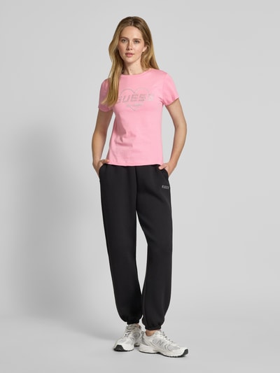 Guess Activewear T-Shirt mit Strasssteinbesatz Modell 'NARCISO' Pink 1