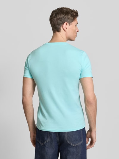 Männermodel trägt Regular Fit T-Shirt aus reiner Baumwolle von Polo Ralph Lauren in Hellblau, unifarben, Ganzkörperansicht Rückansicht.