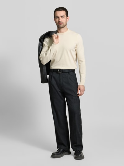 Männermodel trägt Weite Hose mit Viskose-Anteil Modell 'RIKO261' von HUGO in Melange-Optik, Twill-Struktur, Ganzkörperansicht von vorne.