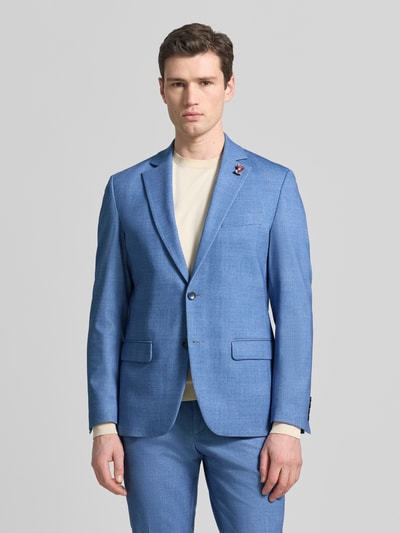 Männermodel trägt Slim Fit Anzug mit 2-Knopf-Sakko von Wilvorst in Hellblau, Material-Mix, Reverskragen, Ganzkörperansicht von vorne.