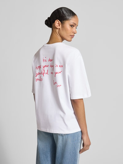 Frauenmodel trägt Relaxed Fit T-Shirt mit Motiv-Stitching von comma, weiß, Halbarm, Rundhals, Baumwoll-Elasthan-Mix, Rückansicht Ganzkörperansicht.