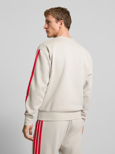 Männermodel trägt Sweatshirt mit Label-Stitching von adidas Sportswear, Baumwoll-Elasthan-Mix, Regular Fit, Rückansicht Ganzkörperansicht.