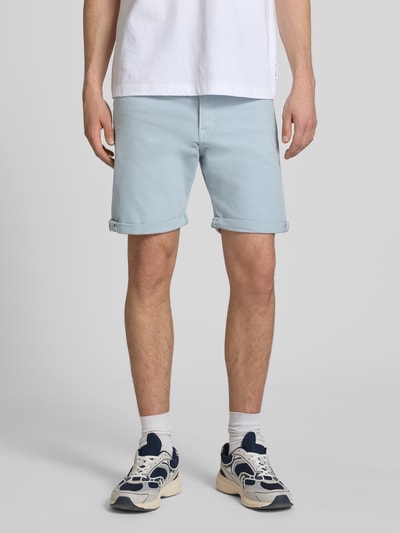 Männermodel trägt Jeansshorts mit Umschlag und Eingrifftaschen Modell 'RICK ALLEN' von Jack & Jones in Hellblau, Regular Fit, Baumwoll-Elasthan-Mix; Ganzkörperansicht von vorne