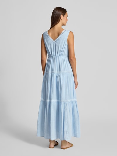 Frauenmodel trägt Maxikleid mit Loch-Stitching Modell 'Anini' von YAS in Hellblau aus Reine Baumwolle, Tailliert, Ärmelloses-Design, V-Ausschnitt, Rückenlänge 131 cm, Brustweite 45 cm, Ganzkörperansicht Rückansicht.