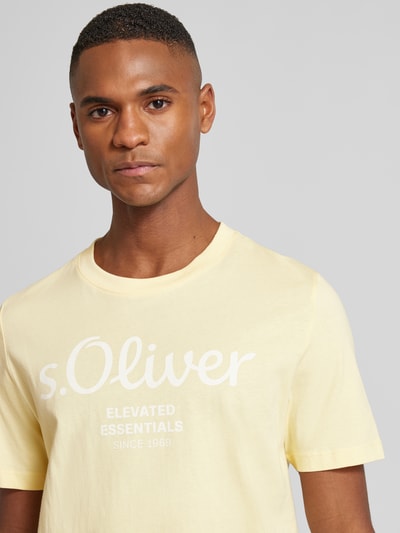 s.Oliver RED LABEL Regular Fit T-Shirt aus reiner Baumwolle mit großem Label Print Hellgelb 3