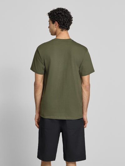 Männermodel trägt Regular Fit T-Shirt mit Logo-Stitching Modell 'Chase' von Carhartt Work In Progress aus Reine Baumwolle, Rückenansicht.