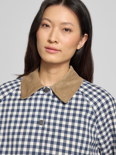 Kobieta nosi Regular Fit Blouson mit Viskose-Anteil model 'OVINGHAM' od Barbour, wzór w kratę, damska bomberka, zbliżenie na górną część ciała