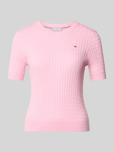 Produktfoto, Slim Fit T-Shirt aus reiner Baumwolle von Tommy Hilfiger, Optik: Unifarben, Muster: Zopfmuster, Logo-Detail, Strick, rosa.