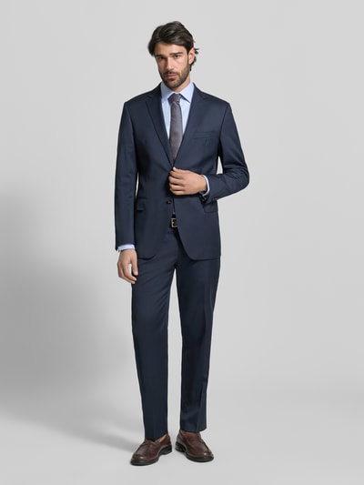 Männermodel trägt Anzughose mit Bügelfalten Modell 'Bene' von windsor., dunkelblauer Baumwoll-Elasthan-Mix, Ganzkörperansicht von vorne.