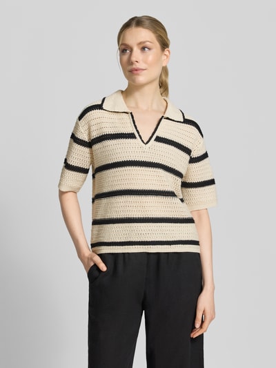 Frauenmodel trägt Regular Fit Poloshirt aus Baumwoll-Mix von s.Oliver RED LABEL mit gestreiftem Allover-Muster, Polokragen, V-Ausschnitt, Kurzarm, Stricktextur, Farben Beige und Schwarz, Nahaufnahme Oberkörper.