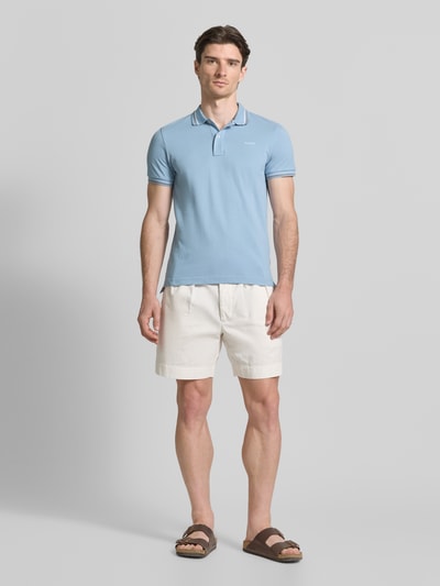 Męski model nosi Slim Fit Poloshirt mit Kontraststreifen od Geox, bawełniany miks, krój slim fit, jasnoniebieski, całkowity widok z przodu.