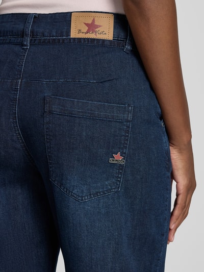 Vrouwenmodel draagt Barrel Fit Jeans met franjes en vetersluiting van Buena Vista, donkerblauw, mix van katoen en lyocell, detailopname.