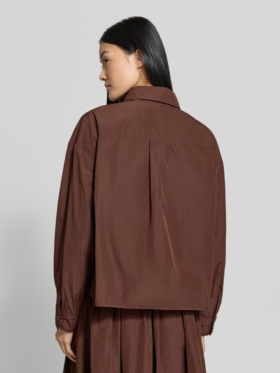 Frauenmodel trägt Relaxed Fit Jacke mit Brusttaschen von Luisa Cerano in Braun mit Umlegekragen, glatter Struktur, Ganzkörperansicht Rückansicht. Rückenlänge 59 cm, Brustweite 56 cm, Ärmellänge 58 cm.